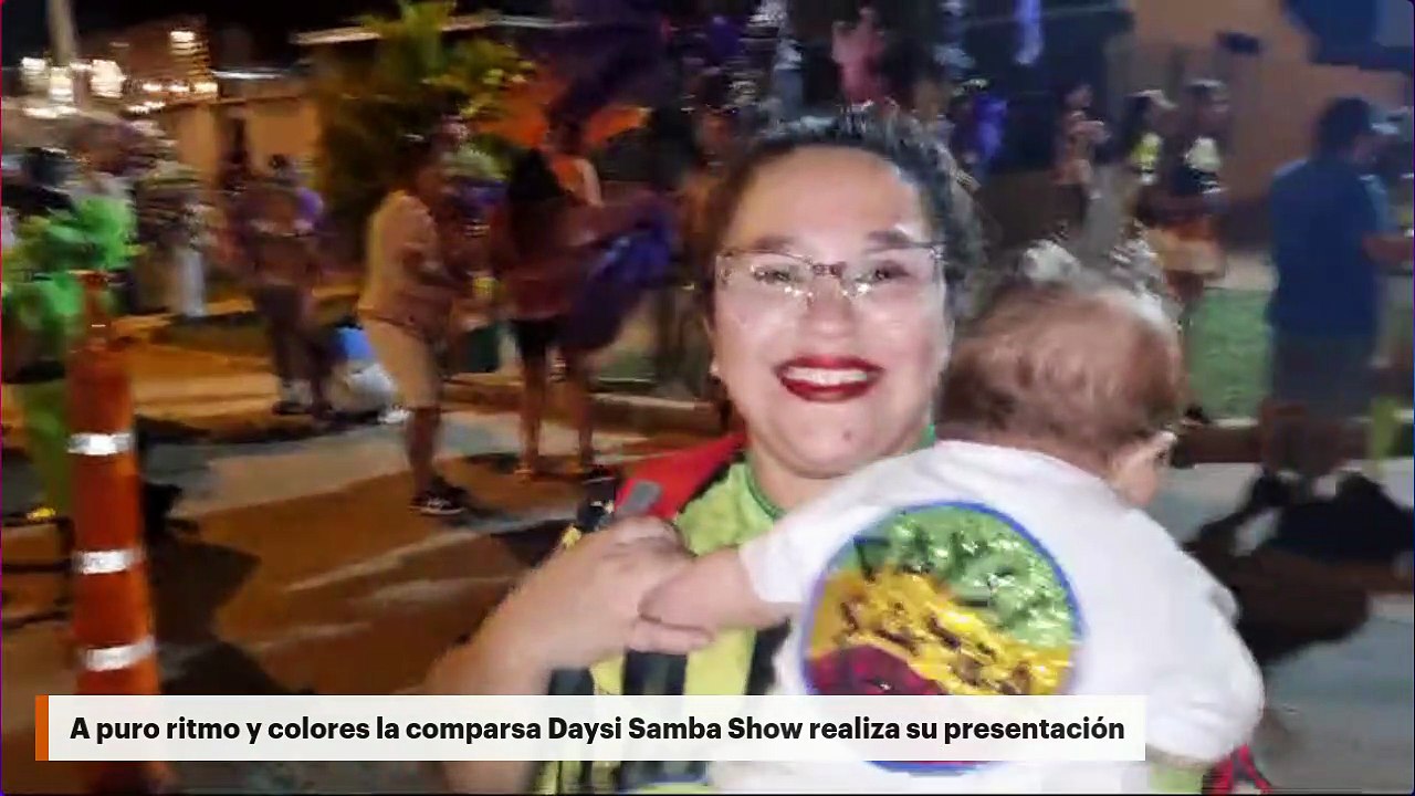 A puro ritmo y colores la comparsa Daysi Samba Show realiza su presentación