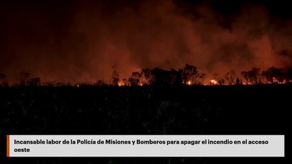 Incansable labor de la Policía de Misiones y Bomberos para apagar el incendio en el acceso oesteIncansable labor de la Policía de Misiones y Bomberos para apagar el incendio en el acceso oeste