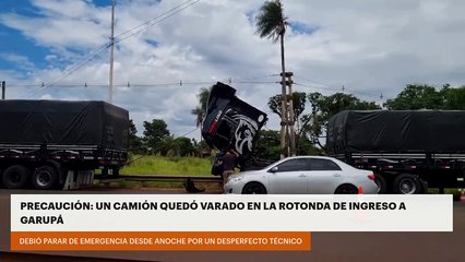 PRECAUCIÓN: UN CAMIÓN QUEDÓ VARADO EN LA ROTONDA DE INGRESO A GARUPÁ