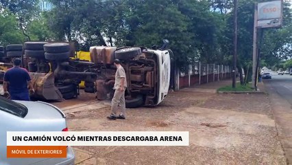 Posadas | Un camión volcó mientras descargaba arena