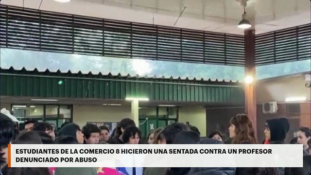Estudiantes de la comercio 8 hicieron una sentada contra un profesor denunciado por abuso