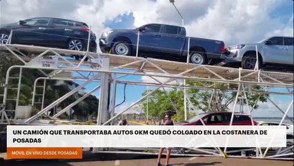 UN CAMIÓN QUE TRANSPORTABA AUTOS 0KM QUEDÓ COLGADO EN LA COSTANERA DE POSADAS