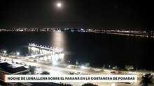 Noche de luna llena sobre el Paraná en la costanera de Posadas