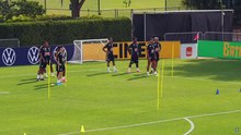 Jogadores realizam treino com bola em campo nos EUA