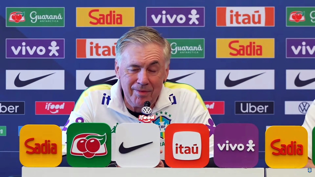 Jogadores respondem perguntas de jornalistas nos EUA