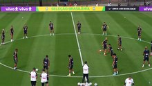 Jogadores realizam treino com bola em campo nos EUA