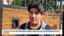 Extensa fila por una búsqueda laboral para un puesto en un restaurante de Posadas