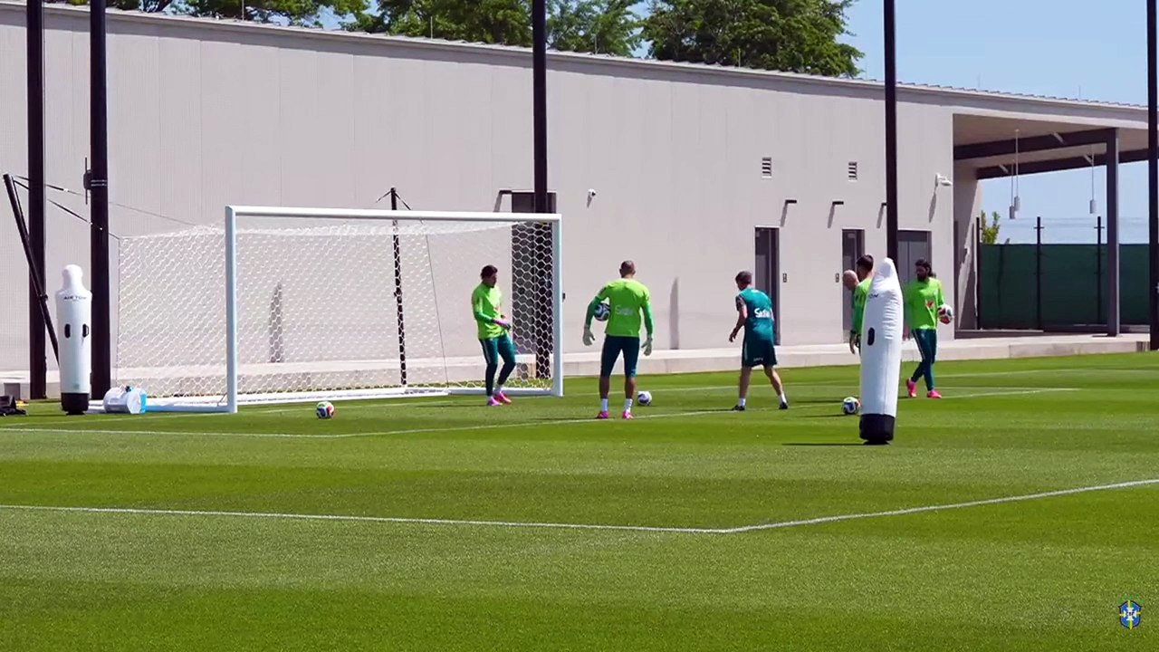 Jogadores realizam treino em campo antes da estreia na Copa 2026