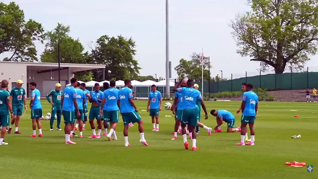 Jogadores realizam treino em campo às vésperas da estreia na Copa