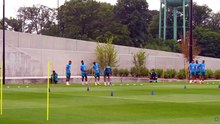 Jogadores realizam treino em campo antes do jogo contra o Japão