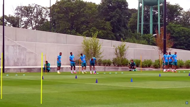Jogadores realizam treino em campo antes do jogo contra o Japão