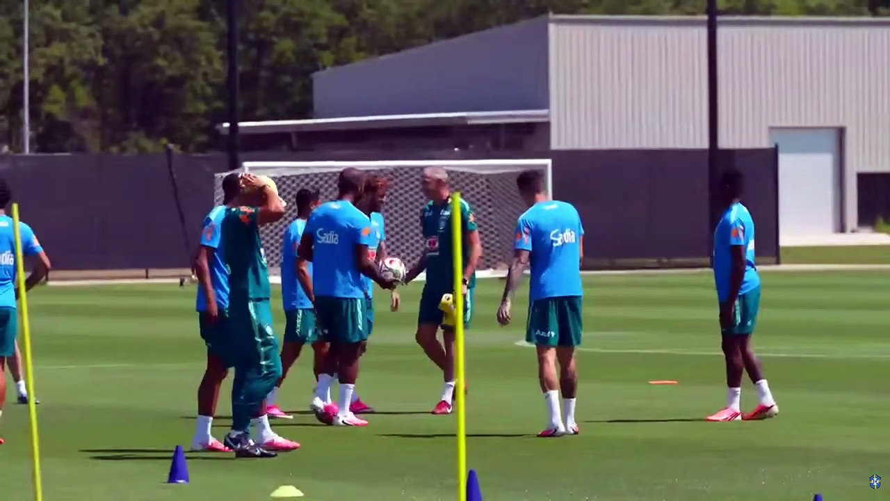 Jogadores realizam treino tático em campo antes de jogo contra a Noruega