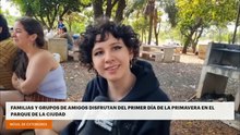 Familias y grupos de amigos disfrutan del primer día de la primavera en el Parque de la Ciudad