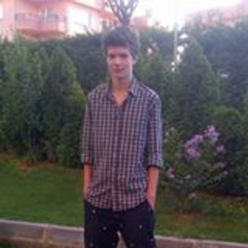 Nehir Özlü