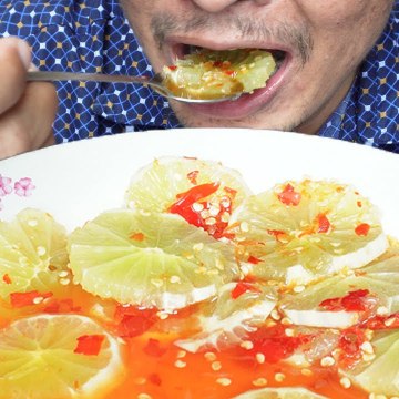 Kong Boraraksmey Eating