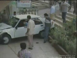 Un Enfant percuté par une voiture. MIRACLE 2009 Crash !!