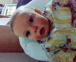 Raphaël dit maman et fait coucou