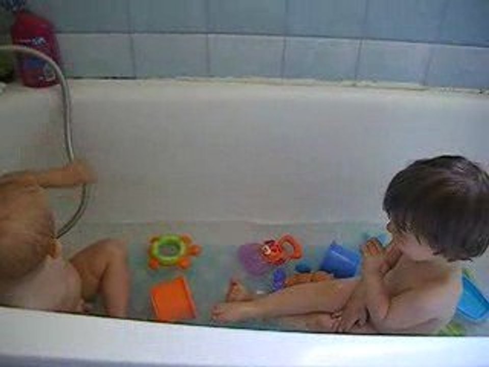 bébé au bain (val)