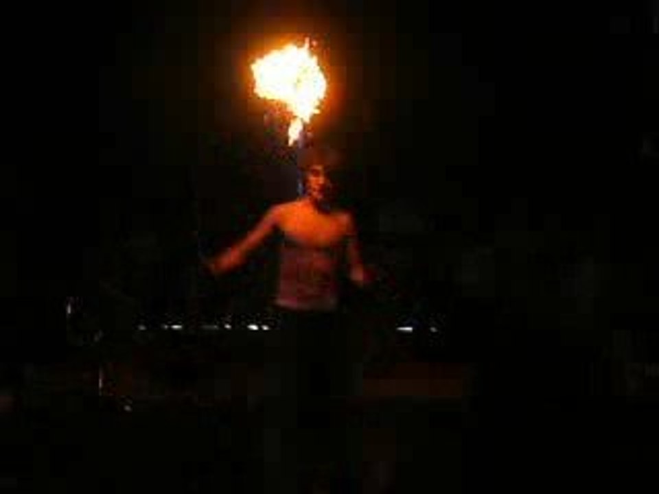 Hugo au diabolo de feux