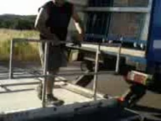 mon pere qui  enleve les protection du haillon dla remoque