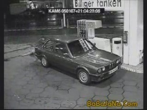 Donna vs pompa di benzina