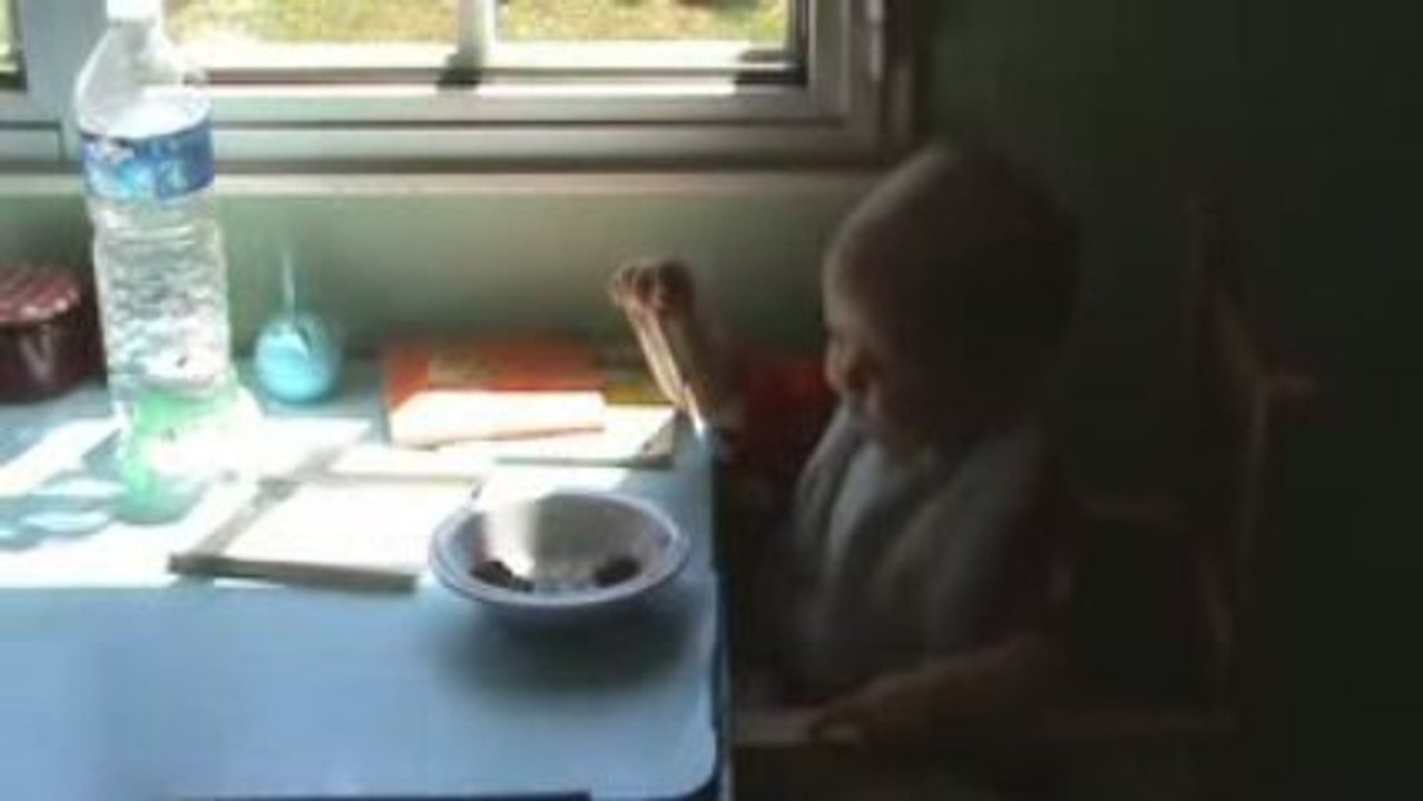 manon mange seule