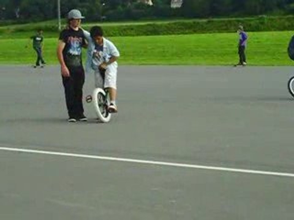 Initiation monocycle et sauts de riders à Roul'avenue