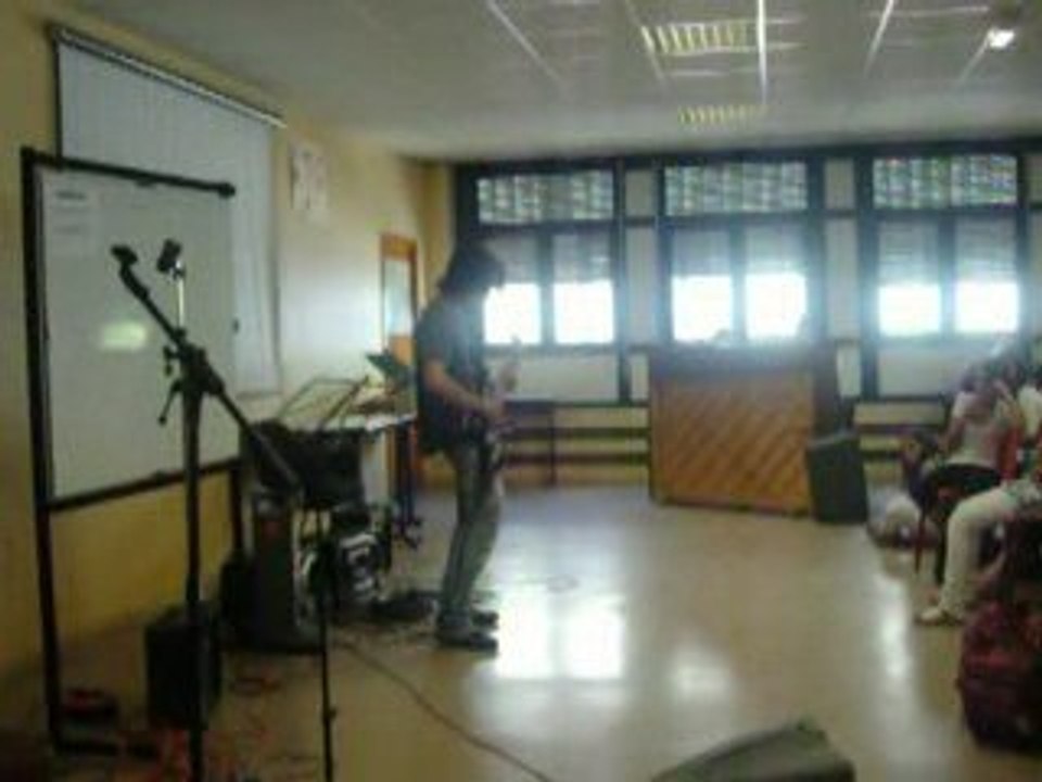 un pote jouant a la guitarre