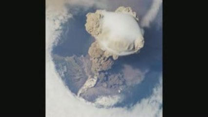 Eruption volcanique du Mont Sarychev vue de l'espace