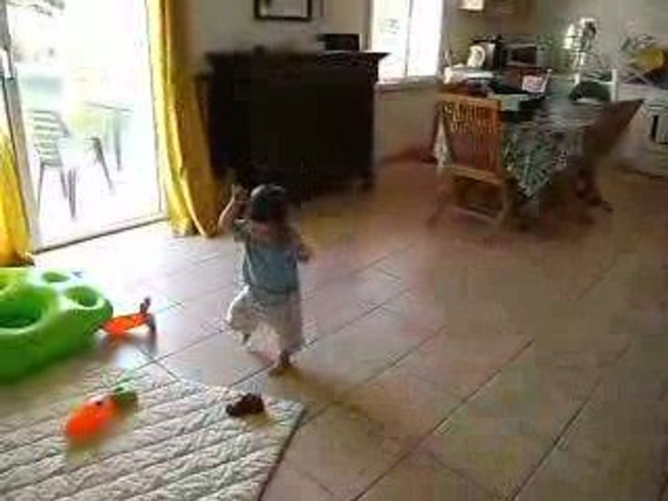 1er pas de Roxane a 13 mois