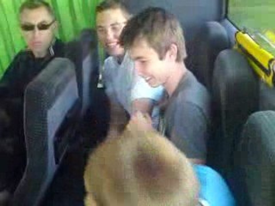 Waaliibii avec eux dans le bus
