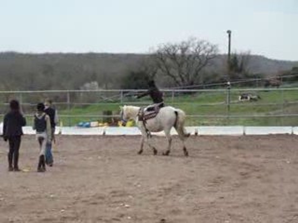 au trot à genoux sans les mains