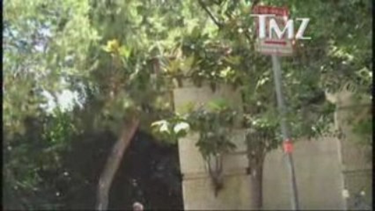 Michael Jackson - Départ ambulance de sa propriété