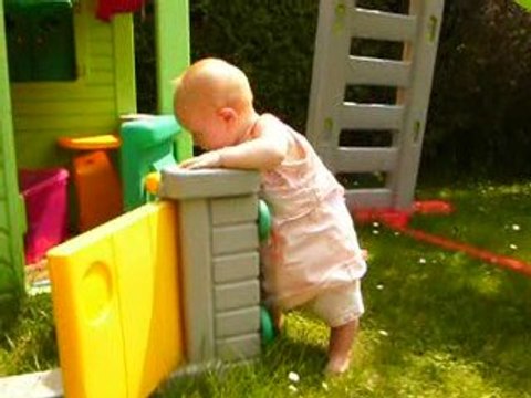 camille tient debout toute seule