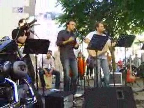 bus en chene elle ecoute pousser les fleurs