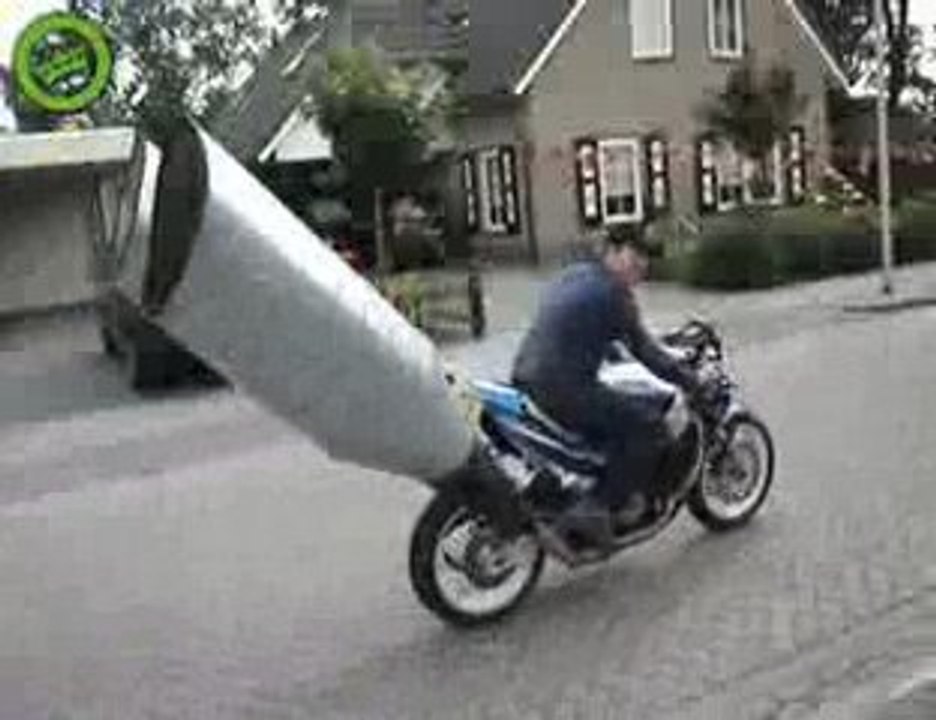 Une moto avec un pot d'échappement surdimensionné !