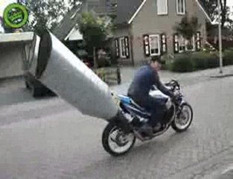 Une moto avec un pot d'échappement surdimensionné !