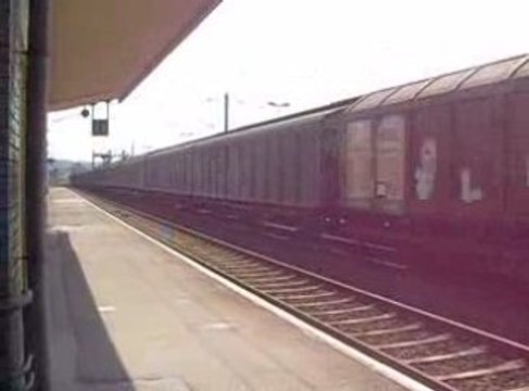 la class 66064 avec des wagons de marchandises