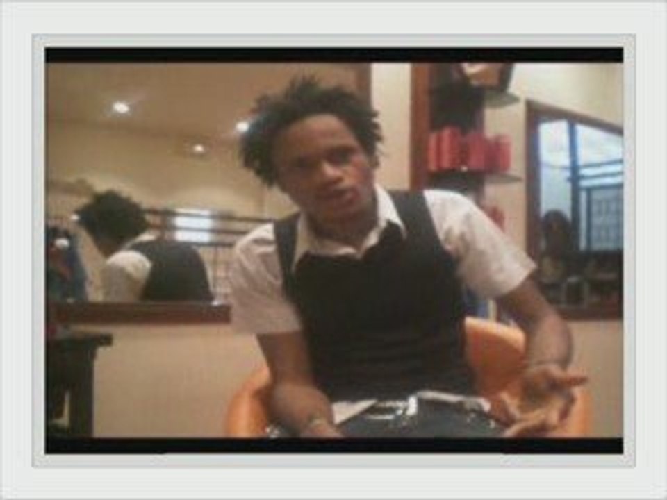 Kévin mola face a la caméra