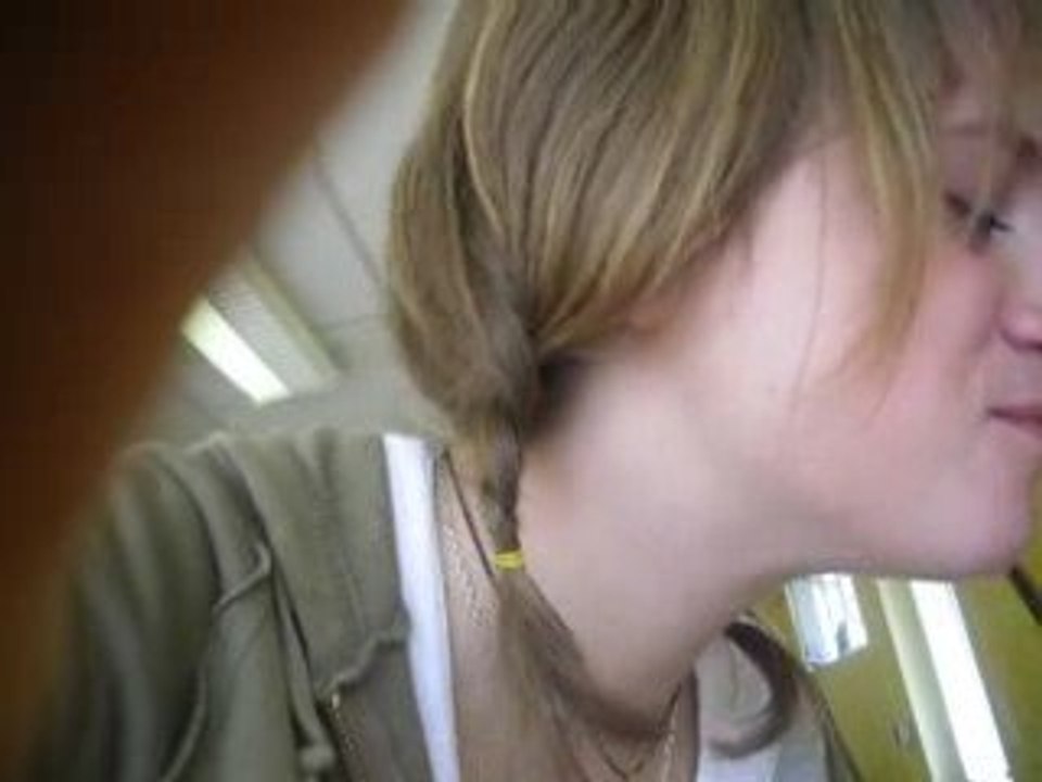Elle mange