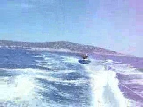 promenade bateau avec tractage d'une bouée