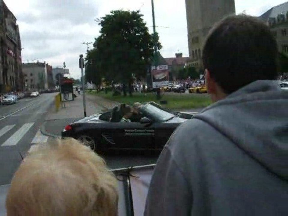 Nakarmione Lamborghini przed Zamkiem