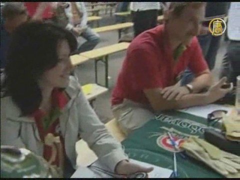 Чехи устроили соревнования по перекатыванию бочки