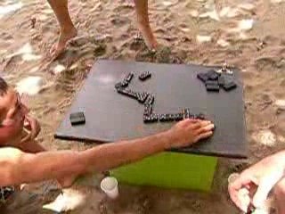 Partie de dominos à l'anse azerot...