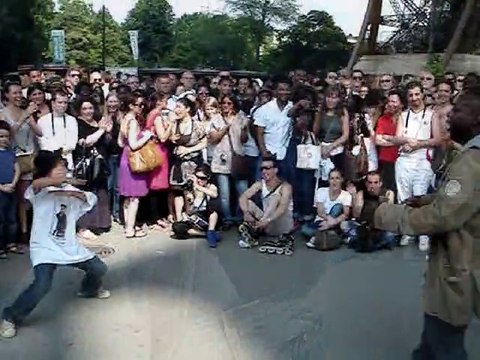 Paris danse pour Michael Jackson à la Tour Eiffel