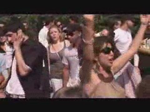 Hommage à Mickael Jackson sous la Tour Eiffel