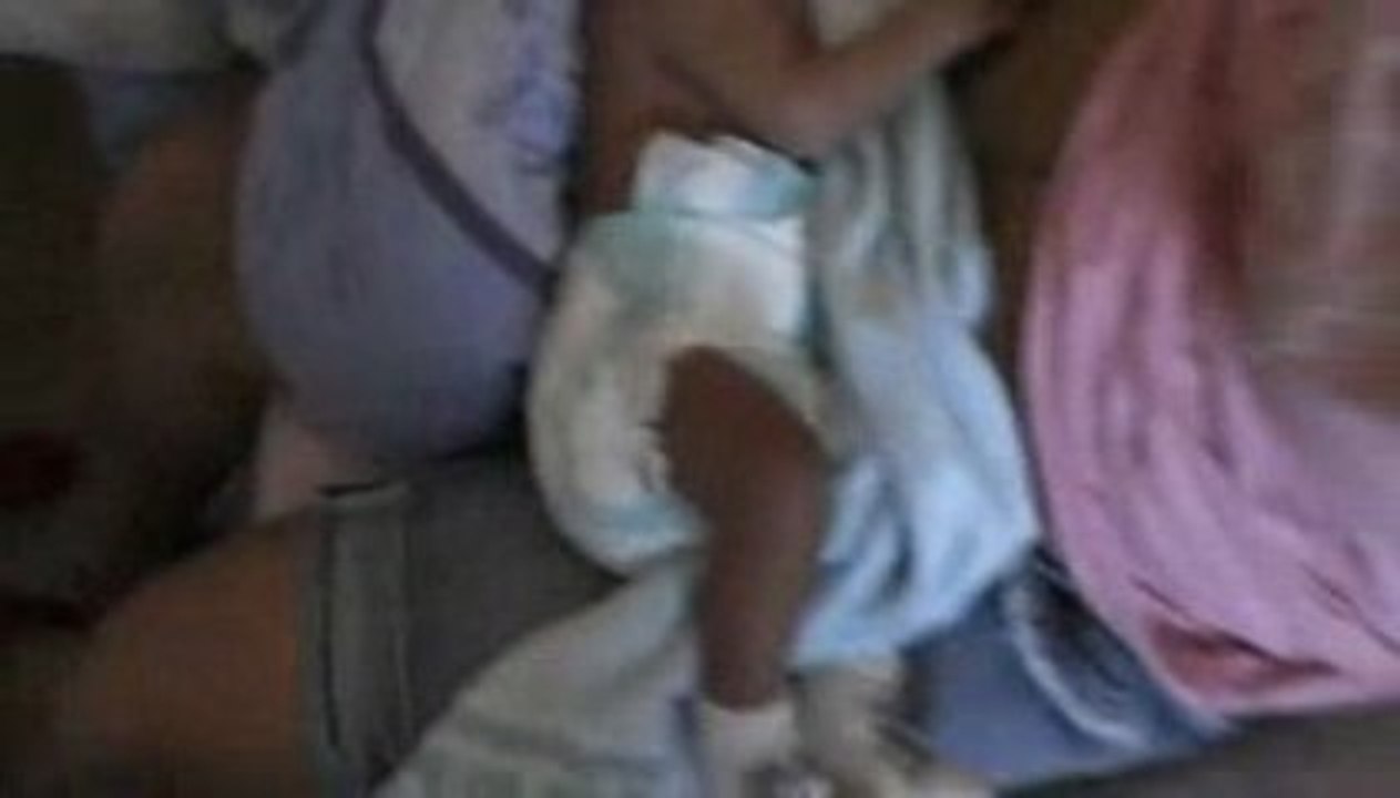 bébé fait un gros caca