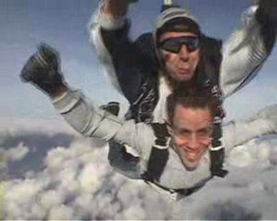 Roms saute en parachute
