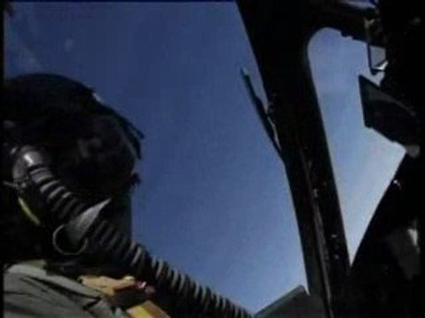 Avion de chasse - vol au dessus des alpes