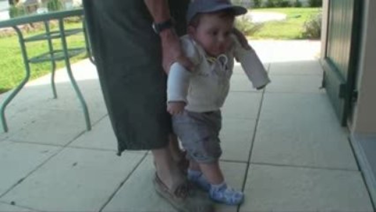 Les petits pas d'Arthur avec son Papy